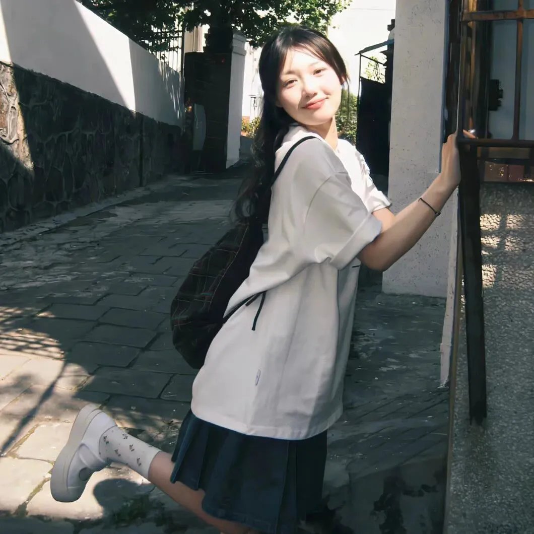 出墙红杏两家春